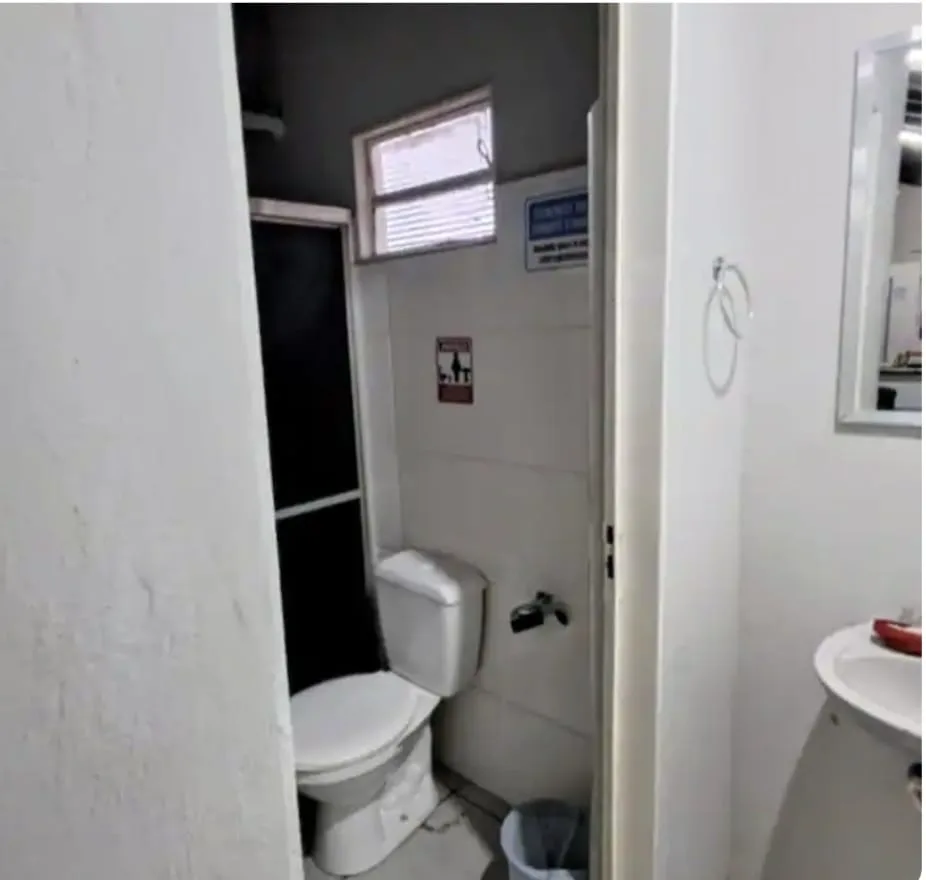 Banheiro prático e organizado do Refúgio Mineiro