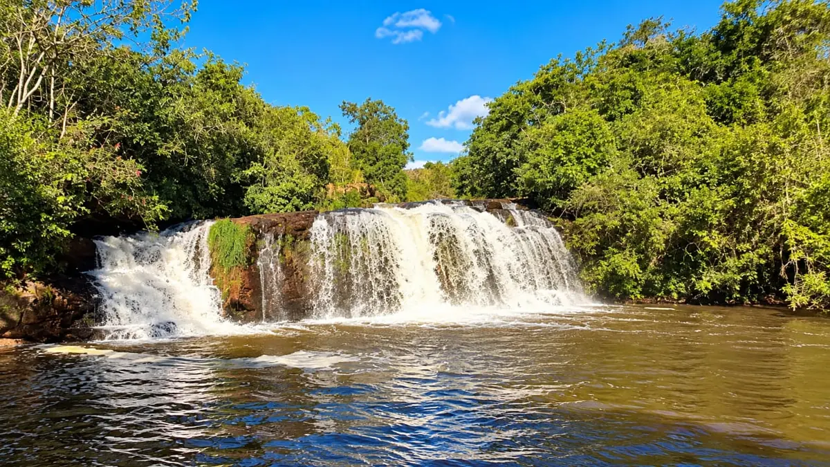 Cachoeira real do condomínio, cercada por árvores e natureza, enviada pelo Refúgio Mineiro
