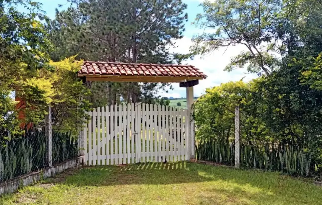 Entrada do Refúgio Mineiro cercada por área verde