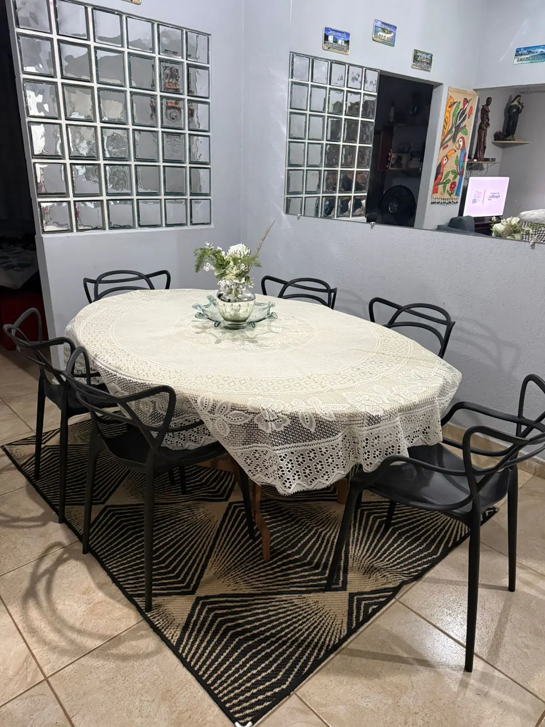 Mesa de jantar preparada para refeições em família no Refúgio Mineiro