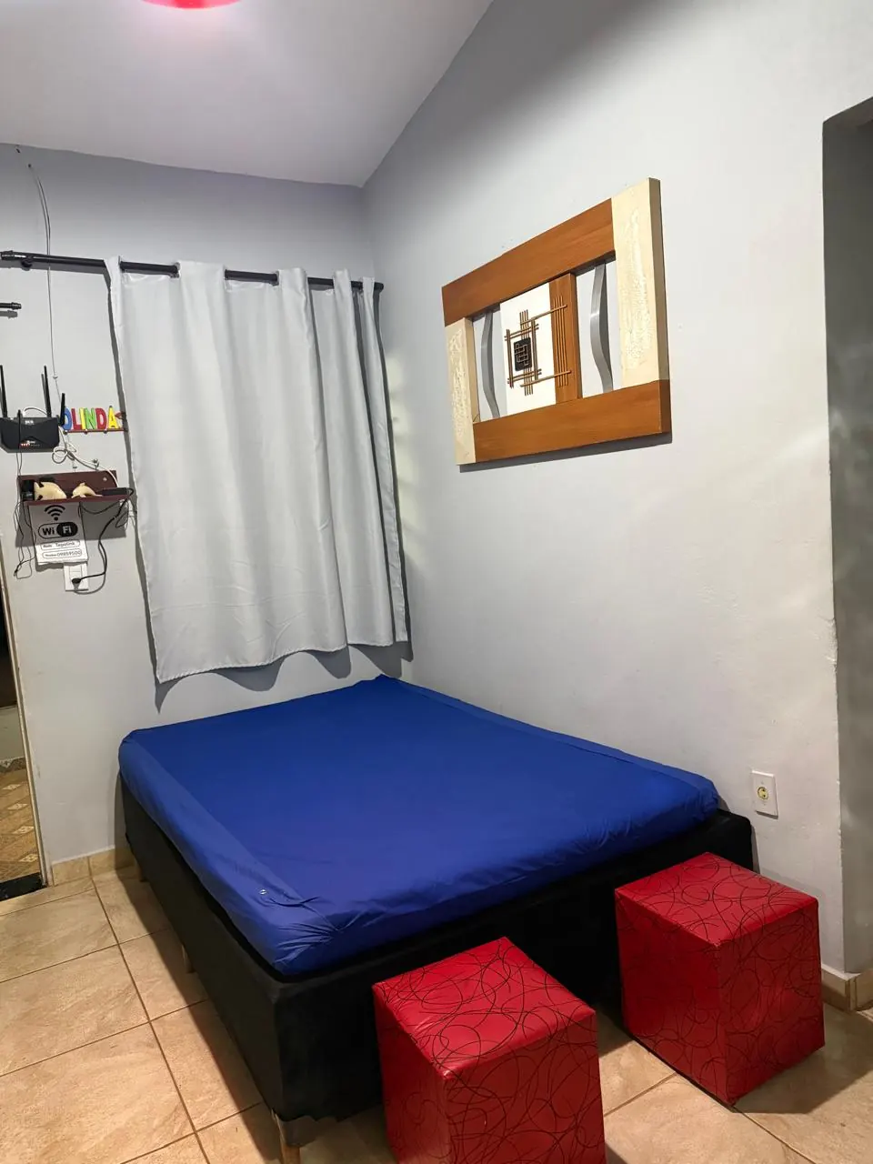 Quarto compacto do Refúgio Mineiro para descanso durante a estadia