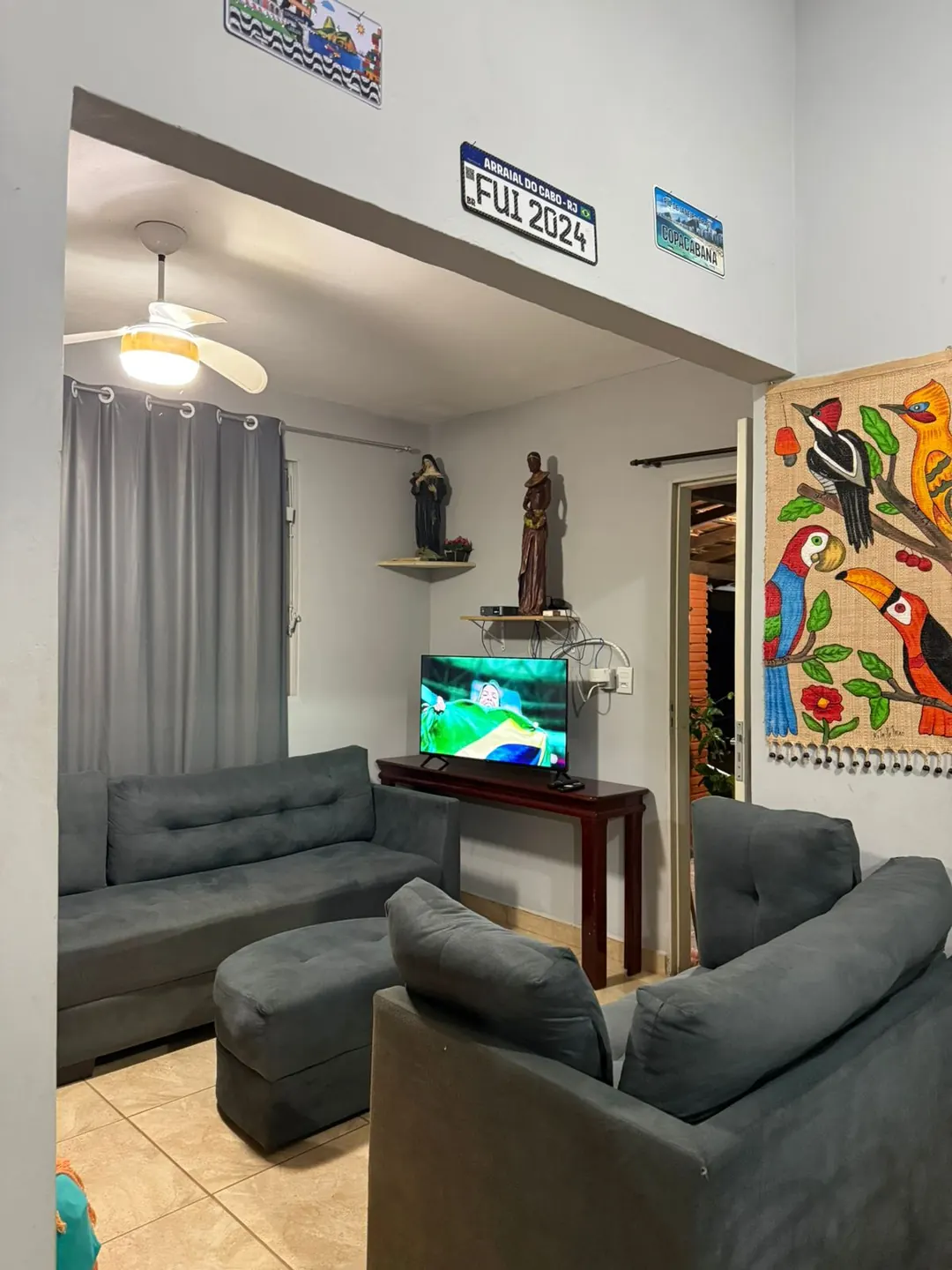 Sala acolhedora do Refúgio Mineiro com sofás e televisão